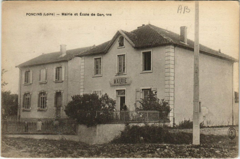 Carte postale ancienne PONCINs. Mairie et Ecole de Garcons à Arcon