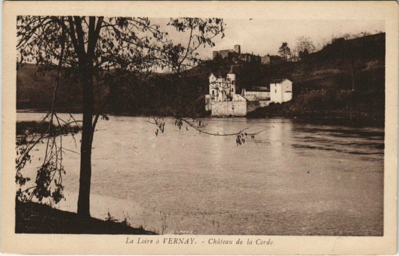 Carte postale ancienne Vernay La Loire. Chateau de la Corde