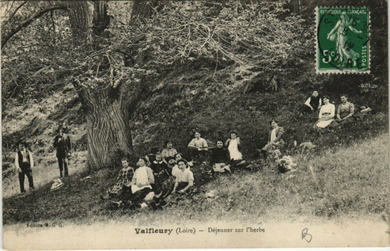 Carte postale ancienne Valfleury Déjeuner sur l'herbe à Valfleury