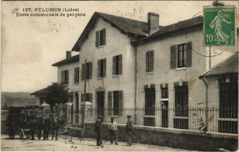 Carte postale ancienne Pelussin Ecole Communale de garcons à Pélussin