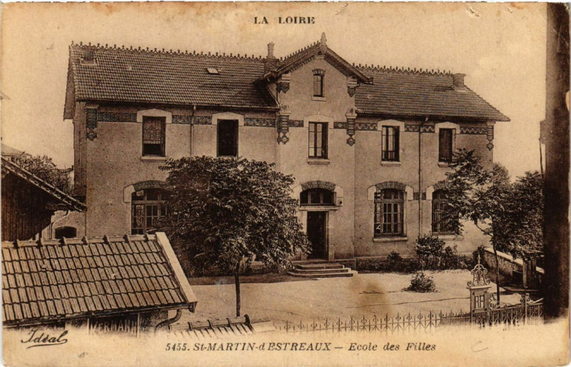 Carte postale ancienne La Loire - Saint-Martin-d'Estreaux - Ecole des Filles à Saint-Martin-d'Estréaux
