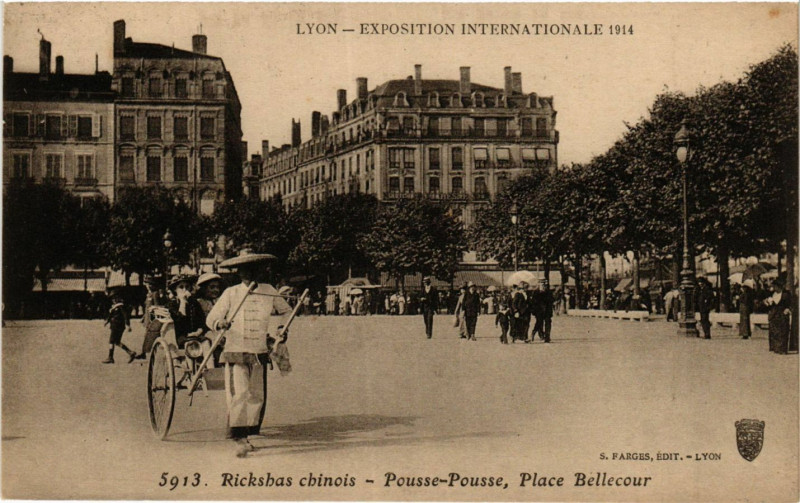 Carte postale ancienne Lyon - Rickshas chinois - Pousse-Pousse - Place Bellecour à Lyon