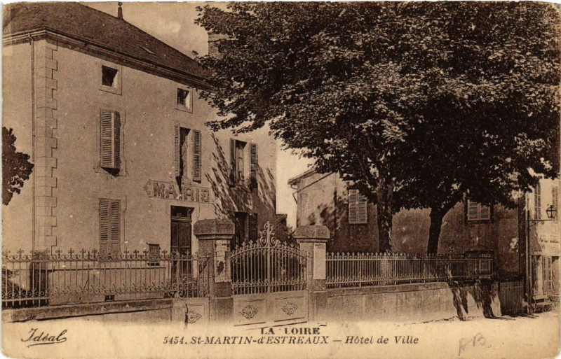 Carte postale ancienne Saint-Martin-d'Estreaux - Hotel de Ville à Saint-Martin-d'Estréaux