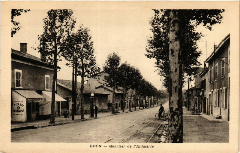 Carte postale ancienne Bron - Quartier de l'Industrie à Bron