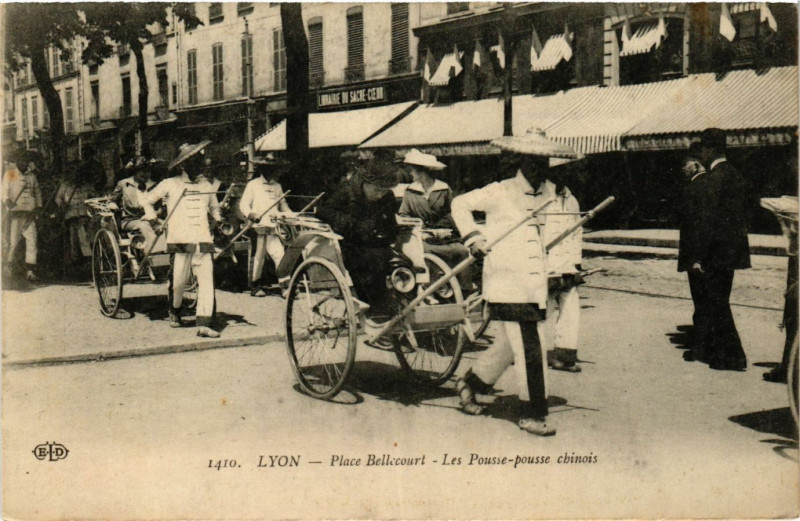 Carte postale ancienne Lyon - Place Bellecour - LEs Pousse-pousse chinois à Lyon