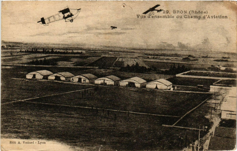 Carte postale ancienne Bron - Vue d'Ensemble du Champ d'Aviation à Bron