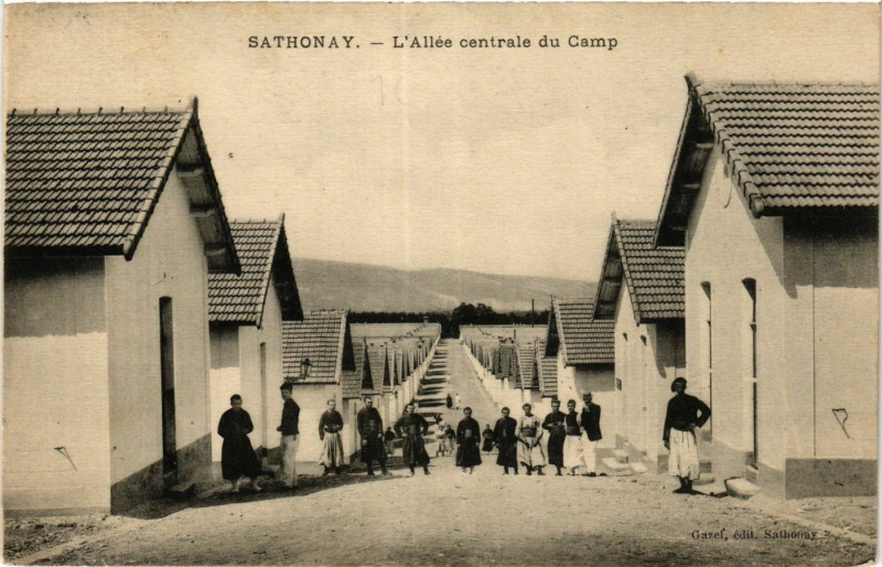 Carte postale ancienne Sathonay - L'Allée centrale du Camp
