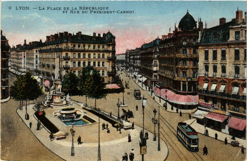 Carte postale ancienne Lyon - La Place de la Republique et Rue du President-Carnot à Lyon