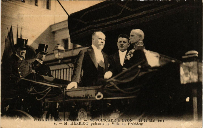 Carte postale ancienne Voyage President M Poincare a Lyon M Herriot presente la Vill à Lyon