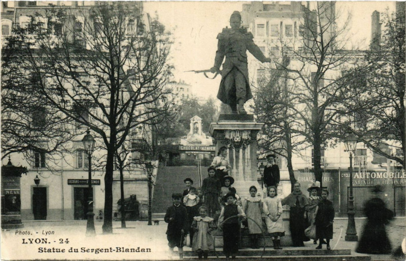 Carte postale ancienne Lyon - Statue du Sergent Blandan à Lyon