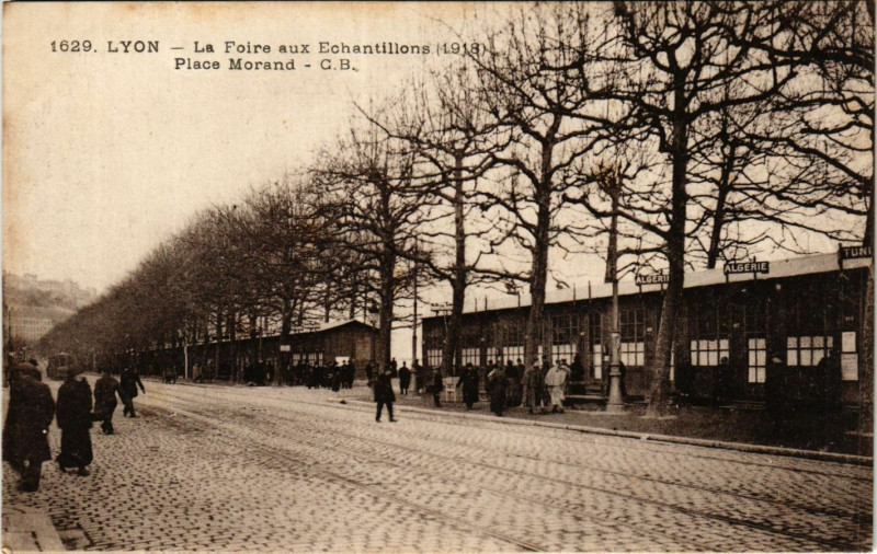 Carte postale ancienne Lyon - La Foire aux Echantillons - Place Morand à Lyon