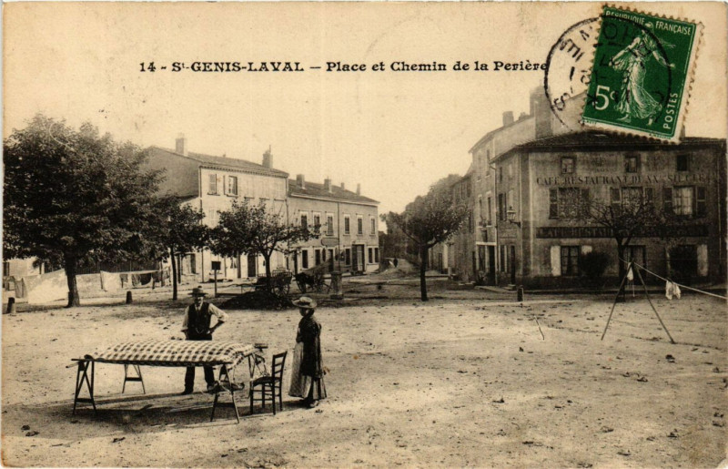 Carte postale ancienne Saint-Genis-Laval - Place et Chemin de la Periere à Saint-Genis-Laval