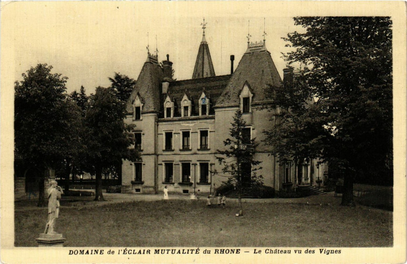 Carte postale ancienne Domaine de l'Eclair Mutualite du Rhone - Chateau vu des Vignes