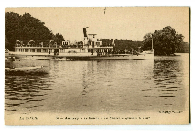 Carte postale ancienne Haute-Savoie Annecy Le Bateau La France quittant le Port à Annecy