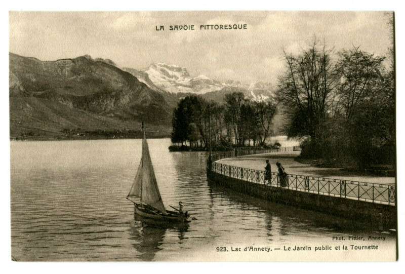 Carte postale ancienne Haute-Savoie Lac d' Annecy Le Jardin public et la Tournette animé bateau à Annecy