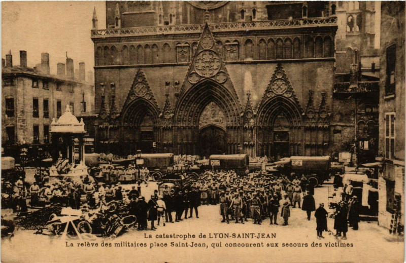 Carte postale ancienne La catastrophe de Lyon Saint-Jean - La releve des militaires place à Lyon