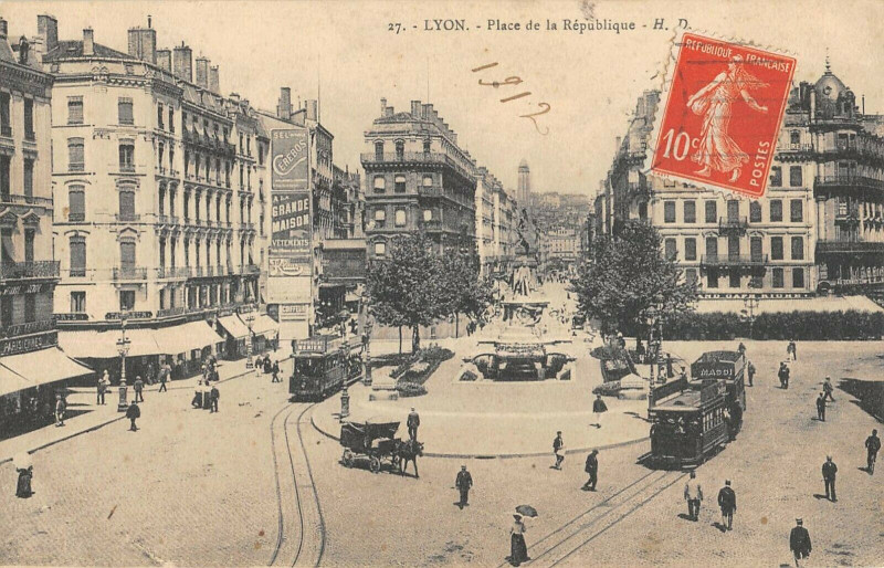 Carte postale ancienne Lyon Place De La Republique à Lyon
