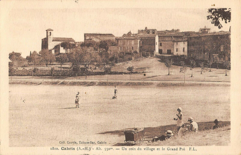 Carte postale ancienne Cabris Un Coin Du Village Et Le Grand Pre à Cabris