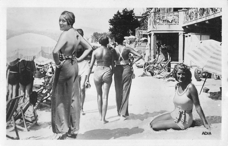 Carte postale ancienne La Cote D'Azur Pyjamas Sur La Plage