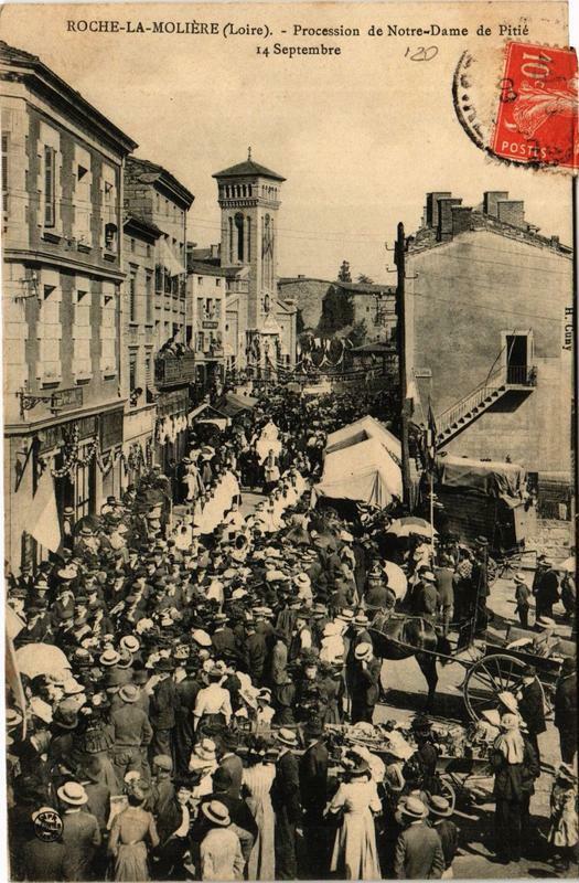 Carte postale ancienne Roche la Moliere. Procession de Notre Dame de Pitie à Roche