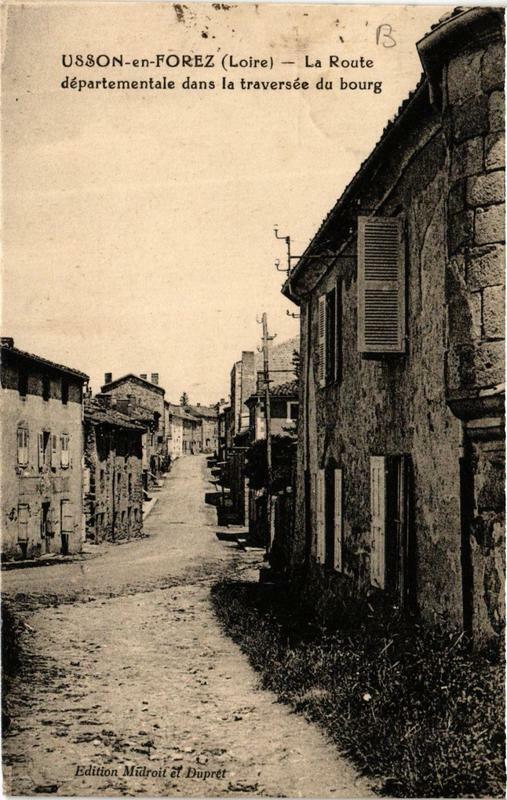 Carte postale ancienne Usson-en-Forez Route départementale dans traversée bourg à Usson-en-Forez