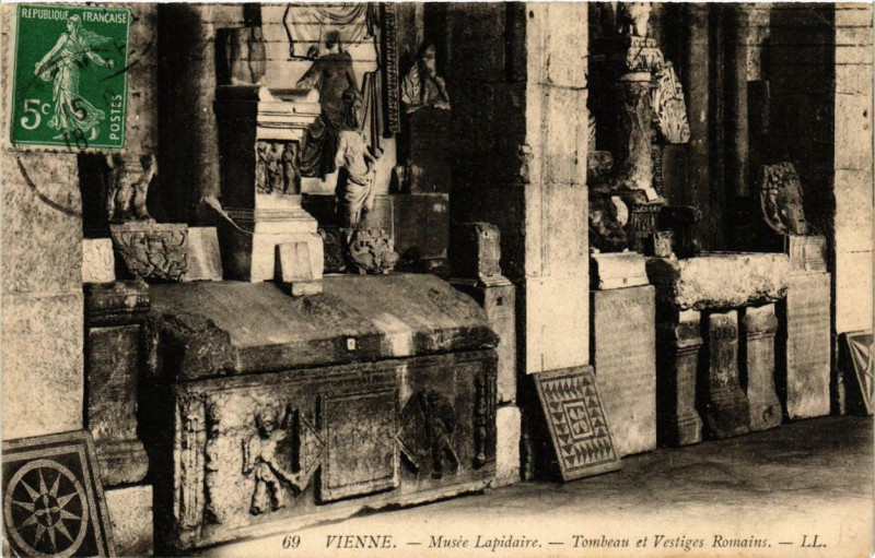Carte postale ancienne Vienne - Musée Lapidaire. Tombeau et Vestiges Romains à Vienne