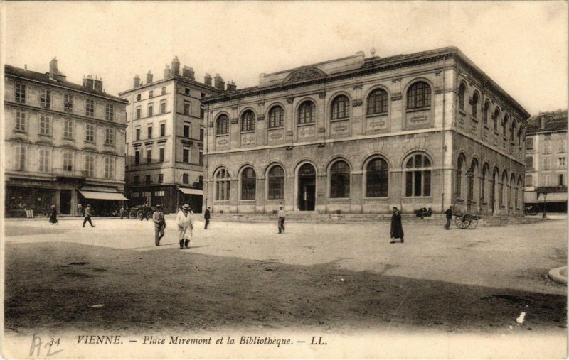 Carte postale ancienne Vienne - Place Miremont et la Bibliothéque à Vienne