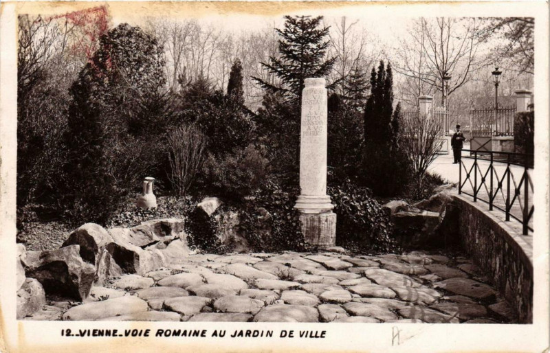 Carte postale ancienne Vienne - Voie romaine au jardin de ville à Vienne