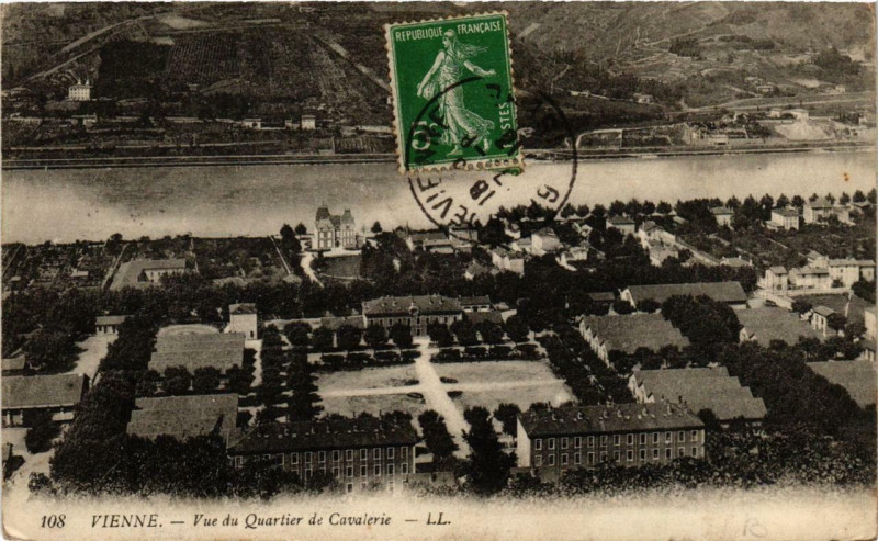 Carte postale ancienne Vienne - Vue du Quartier de Cavalerie à Vienne