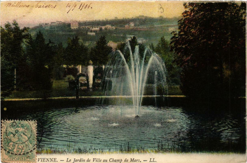 Carte postale ancienne Vienne - Le Jardin de Ville au Champ de Mars à Vienne