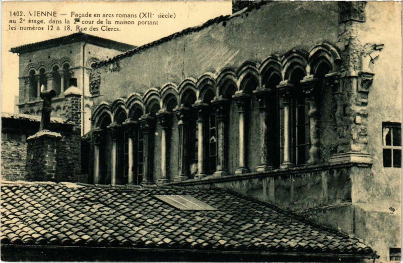 Carte postale ancienne Vienne - Facade en arcs romans à Vienne