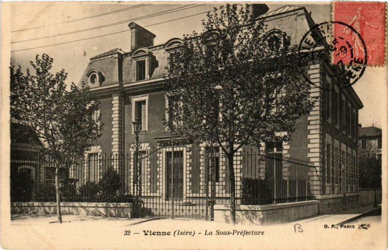 Carte postale ancienne Vienne - La Sous Préfecture à Vienne
