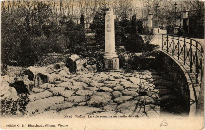 Carte postale ancienne Vienne - La Voie Romaine au Jardin de Ville à Vienne