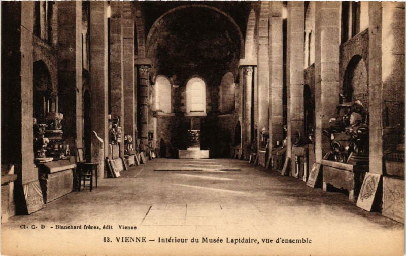 Carte postale ancienne Vienne - Intérieur du Musée Lapidaire vue d'ensemble à Vienne