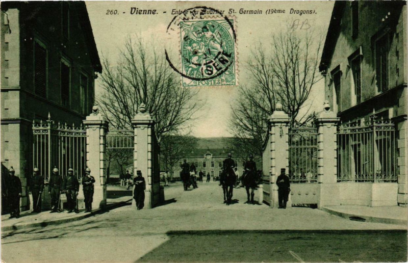 Carte postale ancienne Vienne - Entrée du Quartier Saint-Germain à Vienne