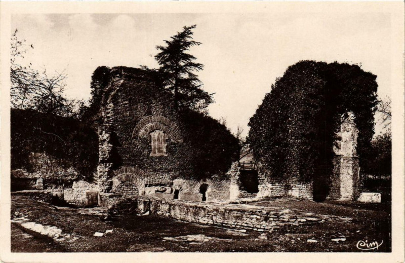 Carte postale ancienne Vienne - Ruines des Thermes du Palais de Miroir à Vienne