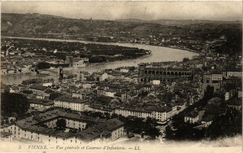 Carte postale ancienne Vienne - Vue générale et Casernes d'Infanterie à Vienne