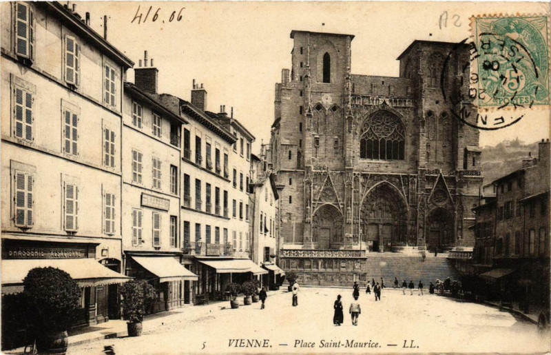 Carte postale ancienne Vienne - Place Saint-Maurice à Vienne