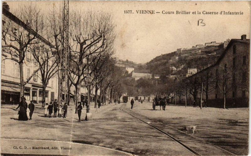 Carte postale ancienne Vienne - Cours Brillier et la Caserne dInfanterie à Vienne