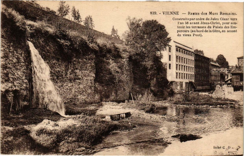 Carte postale ancienne Vienne - Restes des Murs Romains à Vienne