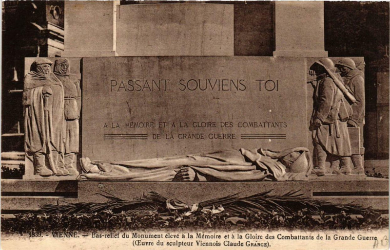 Carte postale ancienne Vienne - Bas relief du Monument élevé a la Mémoire à Vienne