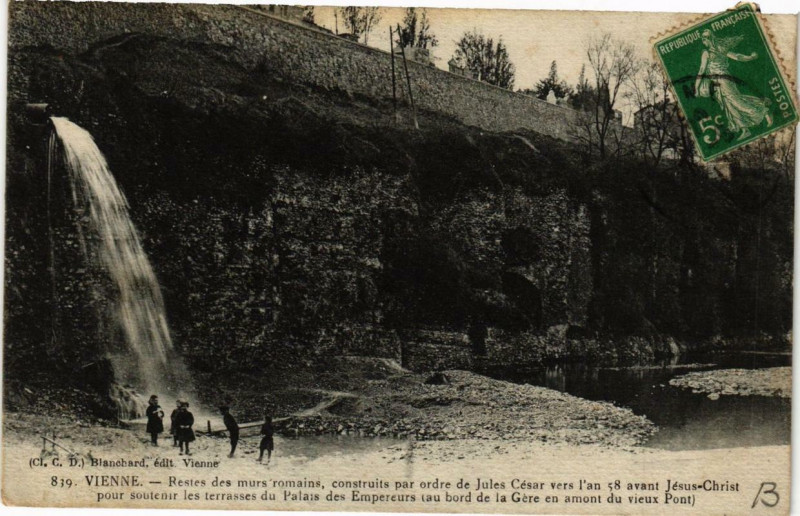 Carte postale ancienne Vienne - Restes des Murs Romains à Vienne