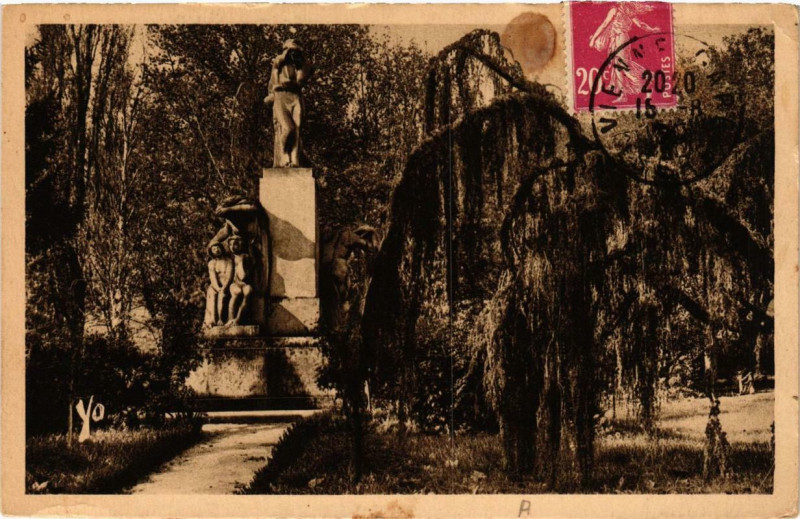 Carte postale ancienne Vienne - Le jardin public et le monument Michel Servet à Vienne