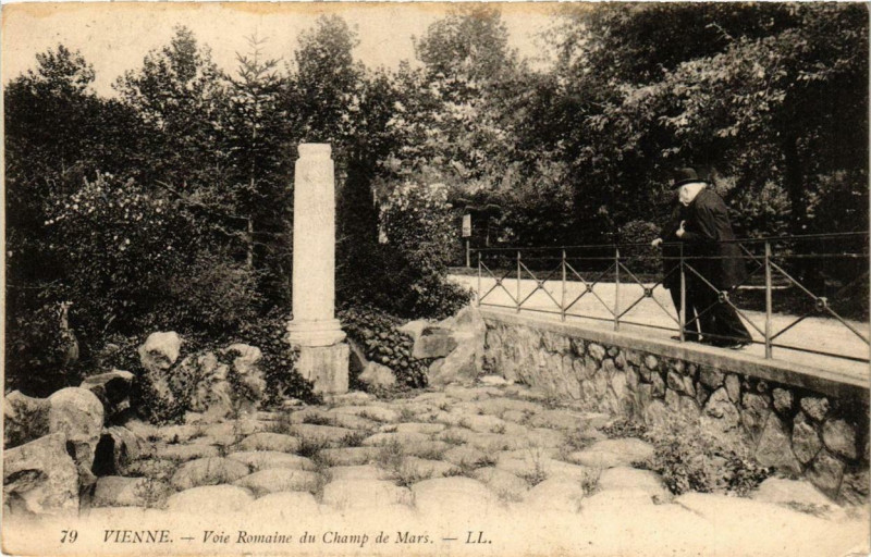 Carte postale ancienne Vienne - Voie Romaine du Champ de Mars à Vienne