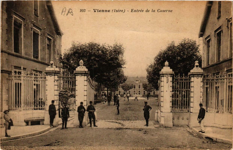 Carte postale ancienne Vienne - Entrée de la Caserne à Vienne