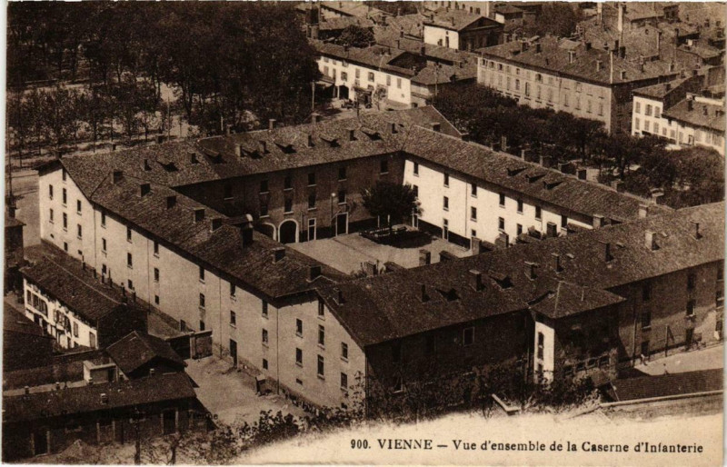 Carte postale ancienne Vienne - Vue d'ensemble de la Caserne d'Infanterie à Vienne