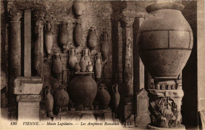 Carte postale ancienne Vienne - Musée Lapidaire-Les Amphores Romaines à Vienne