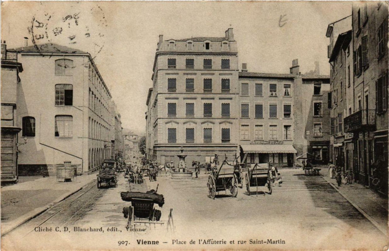 Carte postale ancienne Vienne - Place de l'Affuterie et rue Saint-Martin à Vienne