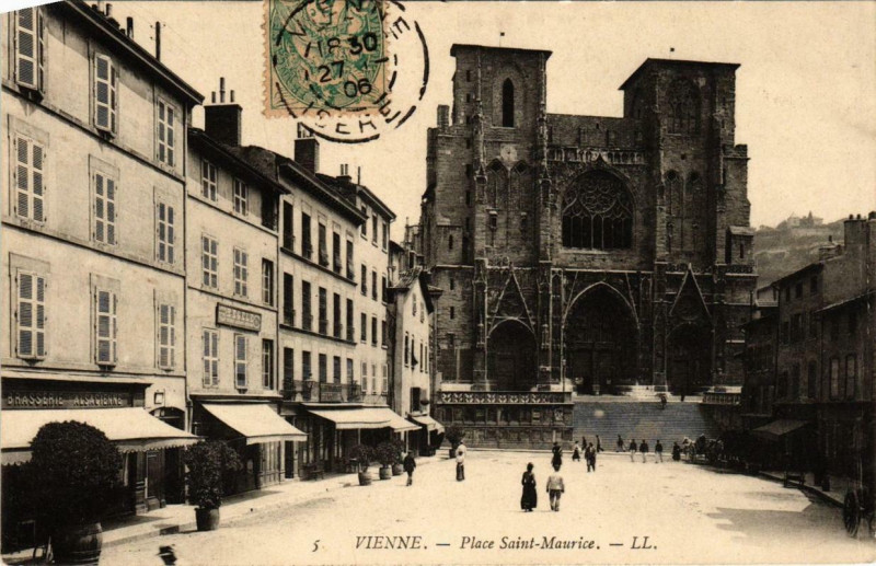 Carte postale ancienne Vienne - Place Saint-Maurice à Vienne