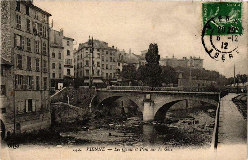 Carte postale ancienne Vienne - Les Quais et Pont sur la Gere à Vienne